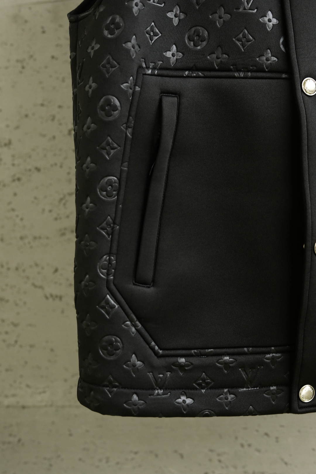  
LV 路易威登 25年秋季新款马甲
定制面料进口提花空气层棉，质感光泽垂感更强，品相高级，通体满铺四