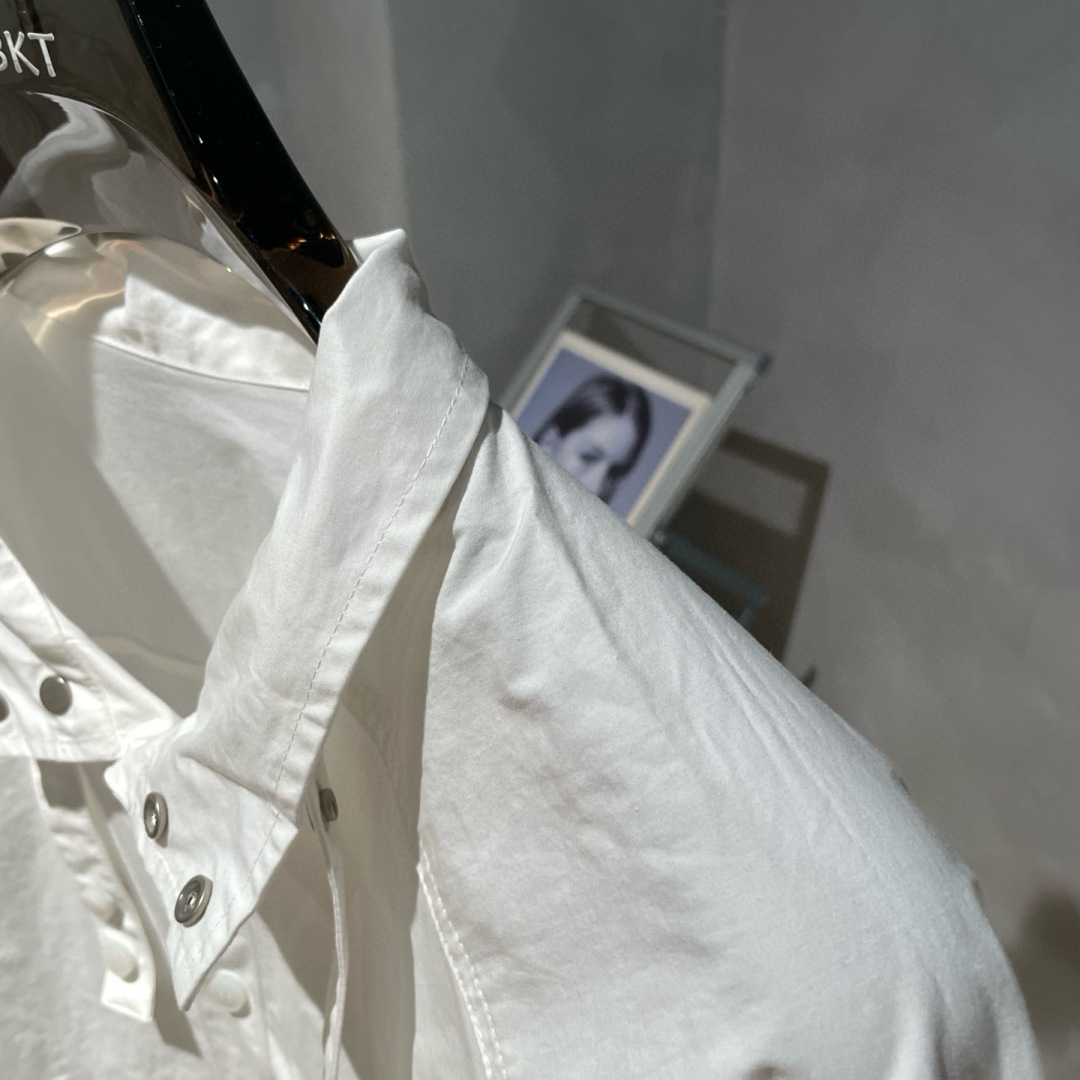  
MM6🌟秋冬新款韩版宽松休闲衬衫🆕采用优质面料，搭上身足够吸睛且回头率爆棚！简约大气，男女同款！码数