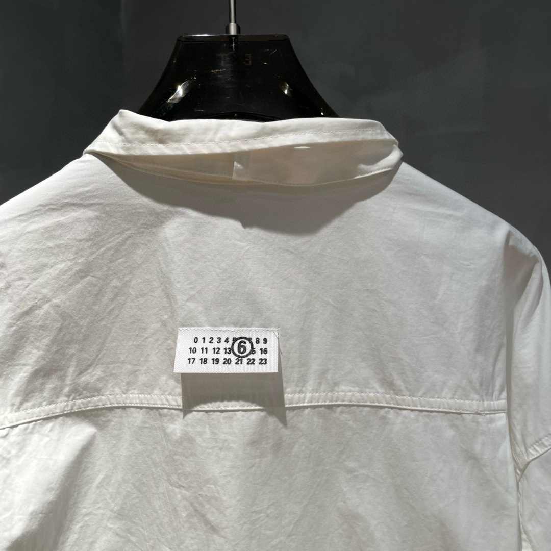  
MM6🌟秋冬新款韩版宽松休闲衬衫🆕采用优质面料，搭上身足够吸睛且回头率爆棚！简约大气，男女同款！码数