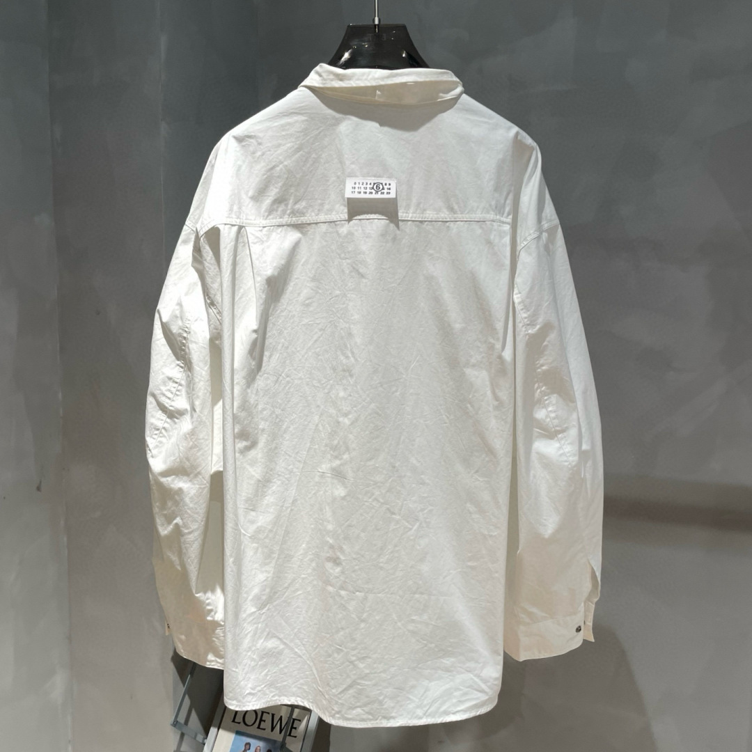  
MM6🌟秋冬新款韩版宽松休闲衬衫🆕采用优质面料，搭上身足够吸睛且回头率爆棚！简约大气，男女同款！码数