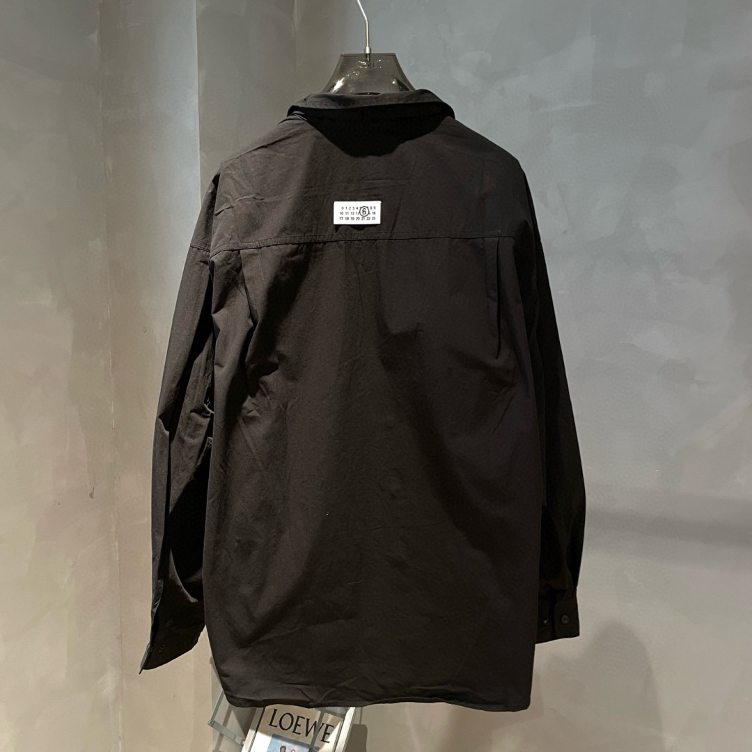  
MM6🌟秋冬新款韩版宽松休闲衬衫🆕采用优质面料，搭上身足够吸睛且回头率爆棚！简约大气，男女同款！码数