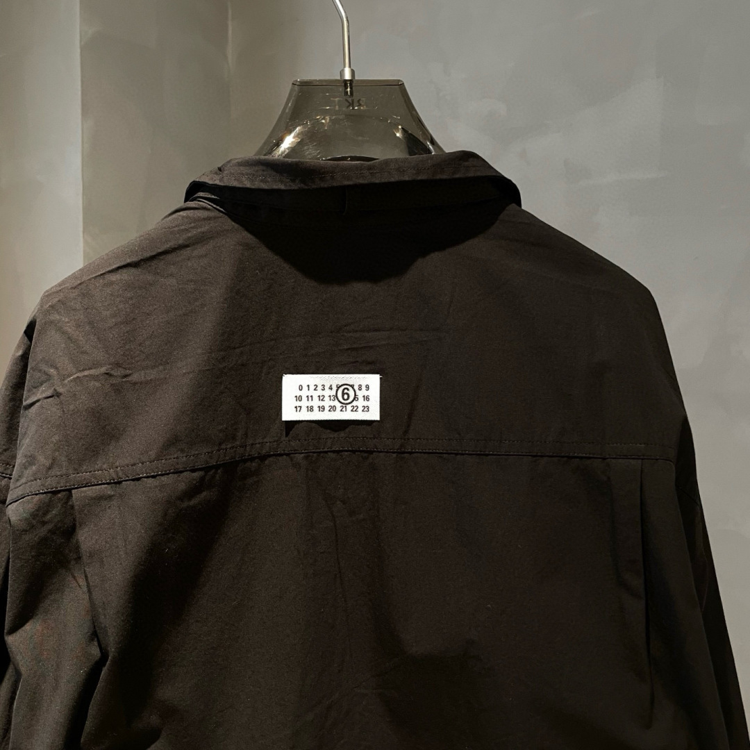  
MM6🌟秋冬新款韩版宽松休闲衬衫🆕采用优质面料，搭上身足够吸睛且回头率爆棚！简约大气，男女同款！码数