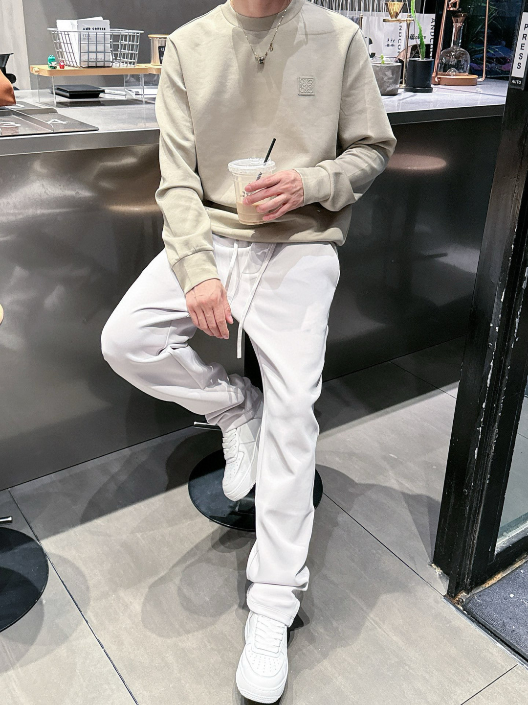  
L😀EWE卫衣系列
季度：2025秋冬
颜色：黑色 白色 深灰色 卡其色
尺码   m-5XL
版型