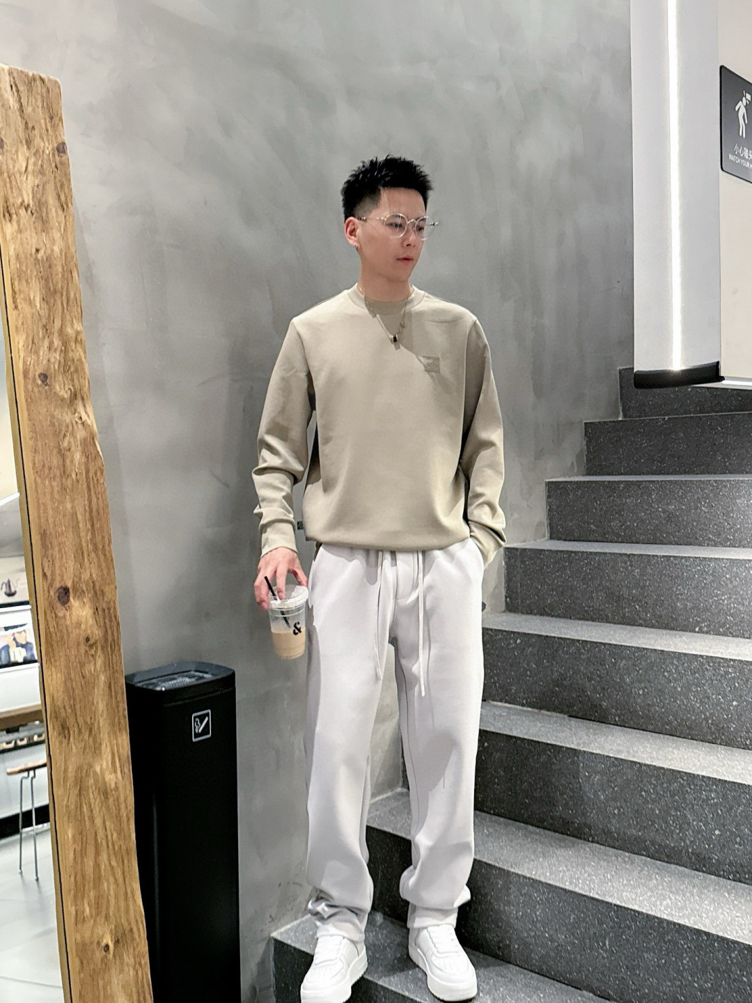  
L😀EWE卫衣系列
季度：2025秋冬
颜色：黑色 白色 深灰色 卡其色
尺码   m-5XL
版型