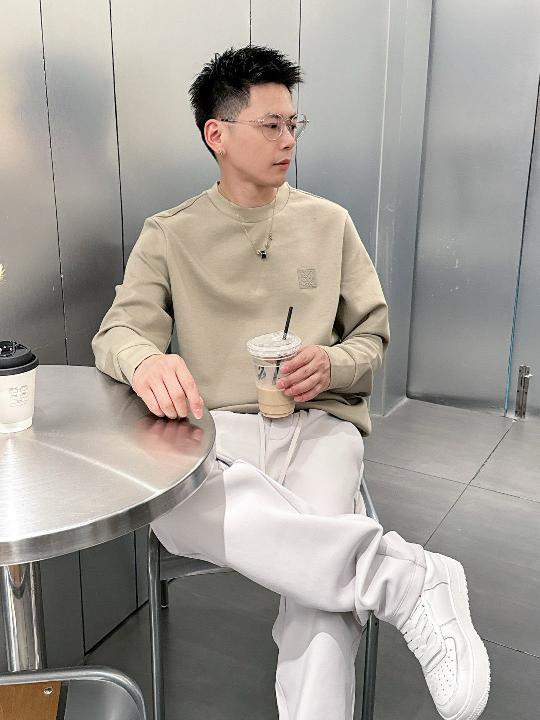  
L😀EWE卫衣系列
季度：2025秋冬
颜色：黑色 白色 深灰色 卡其色
尺码   m-5XL
版型