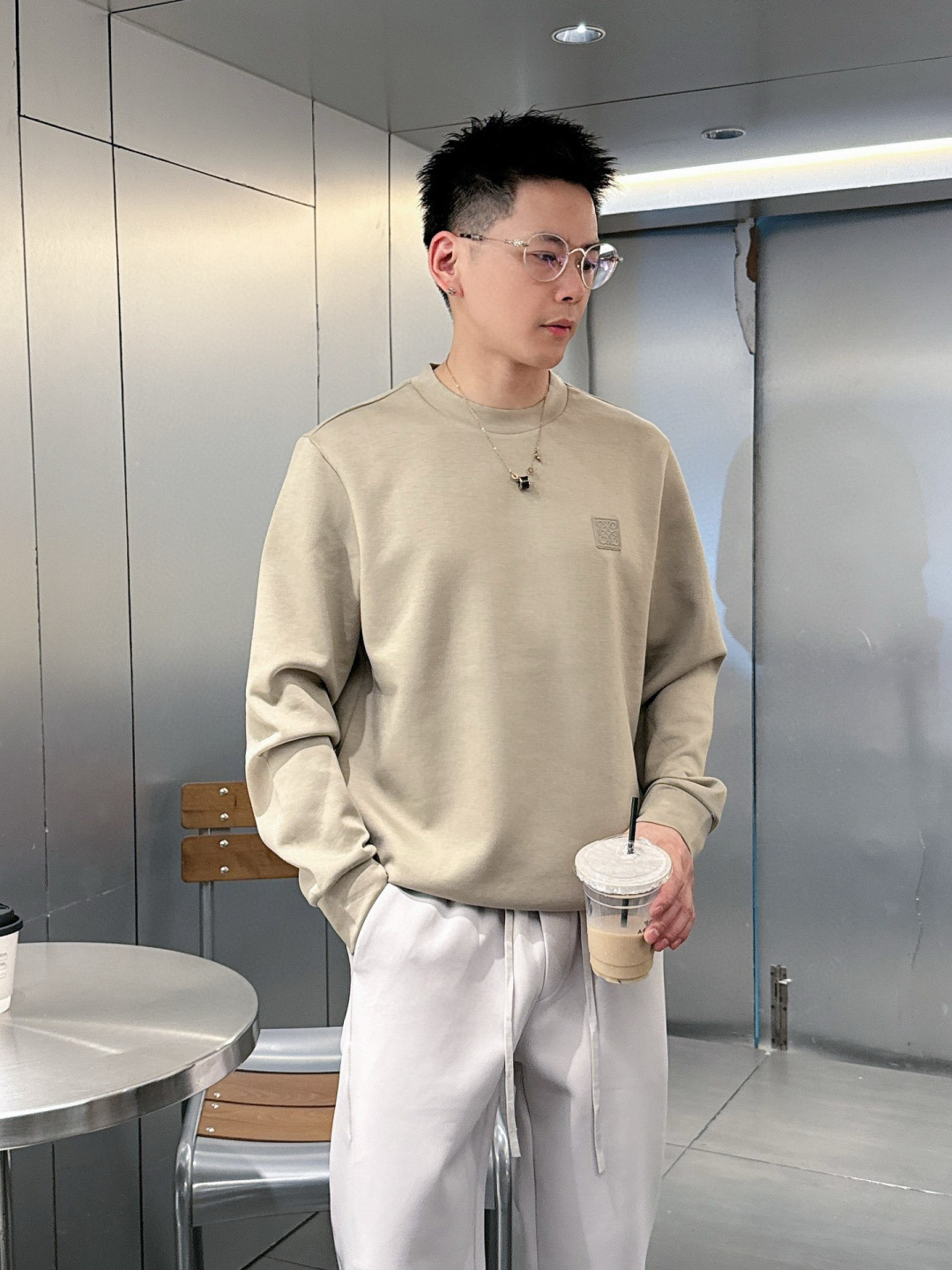  
L😀EWE卫衣系列
季度：2025秋冬
颜色：黑色 白色 深灰色 卡其色
尺码   m-5XL
版型