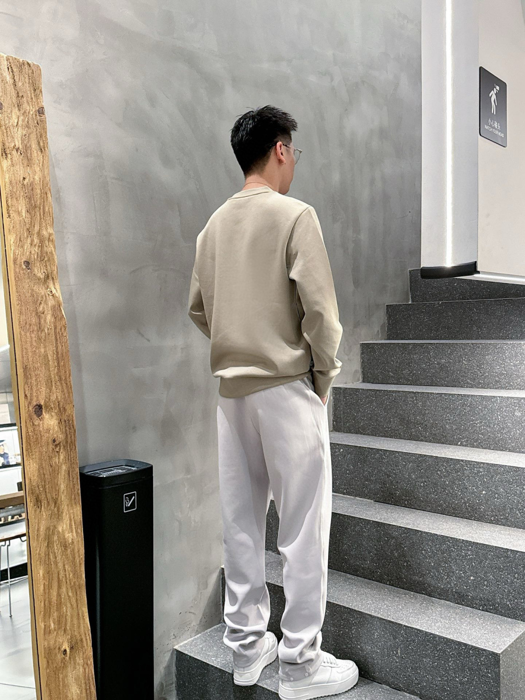  
L😀EWE卫衣系列
季度：2025秋冬
颜色：黑色 白色 深灰色 卡其色
尺码   m-5XL
版型