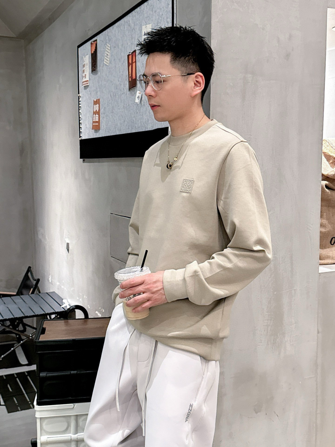  
L😀EWE卫衣系列
季度：2025秋冬
颜色：黑色 白色 深灰色 卡其色
尺码   m-5XL
版型