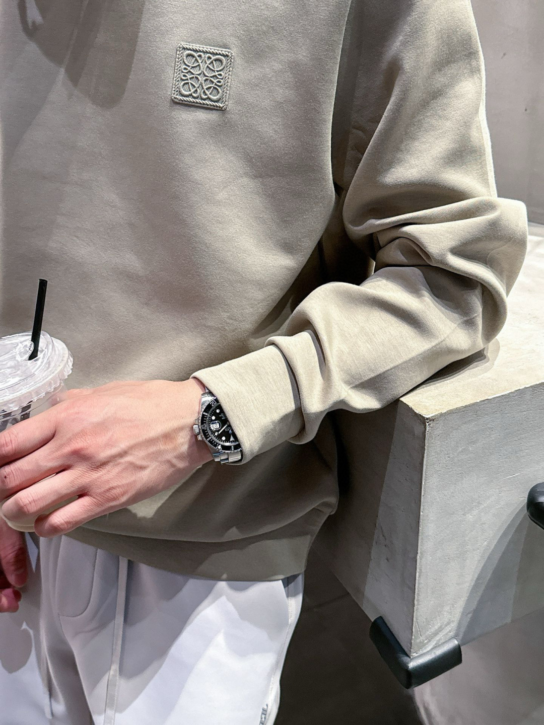  
L😀EWE卫衣系列
季度：2025秋冬
颜色：黑色 白色 深灰色 卡其色
尺码   m-5XL
版型