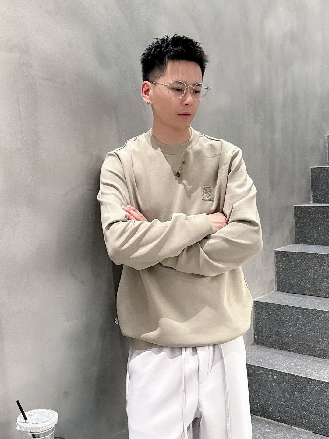  
L😀EWE卫衣系列
季度：2025秋冬
颜色：黑色 白色 深灰色 卡其色
尺码   m-5XL
版型