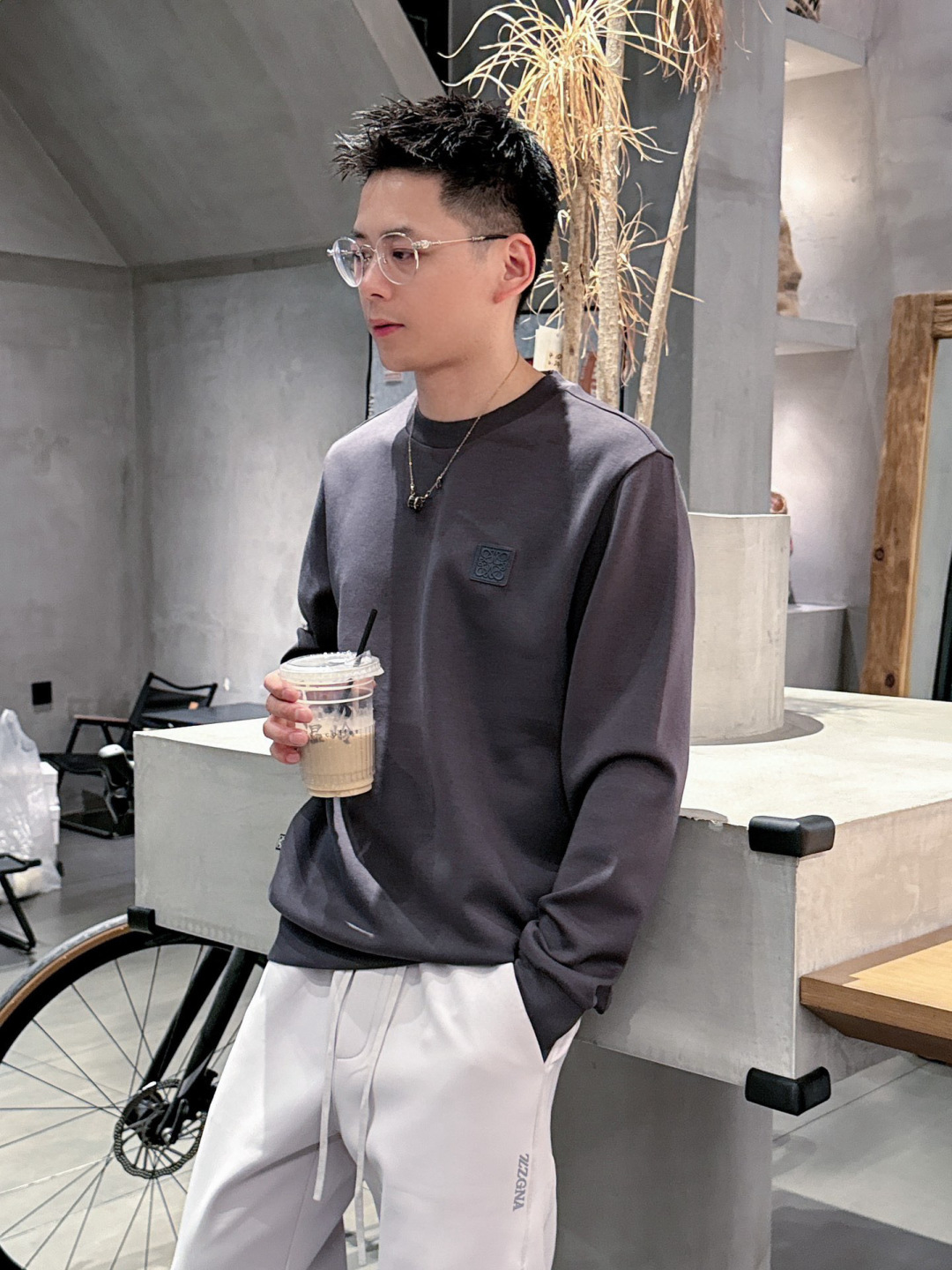  
L😀EWE卫衣系列
季度：2025秋冬
颜色：黑色 白色 深灰色 卡其色
尺码   m-5XL
版型