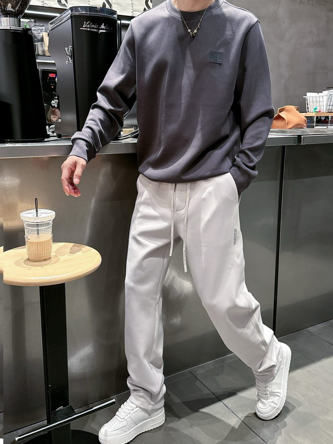  
L😀EWE卫衣系列
季度：2025秋冬
颜色：黑色 白色 深灰色 卡其色
尺码   m-5XL
版型