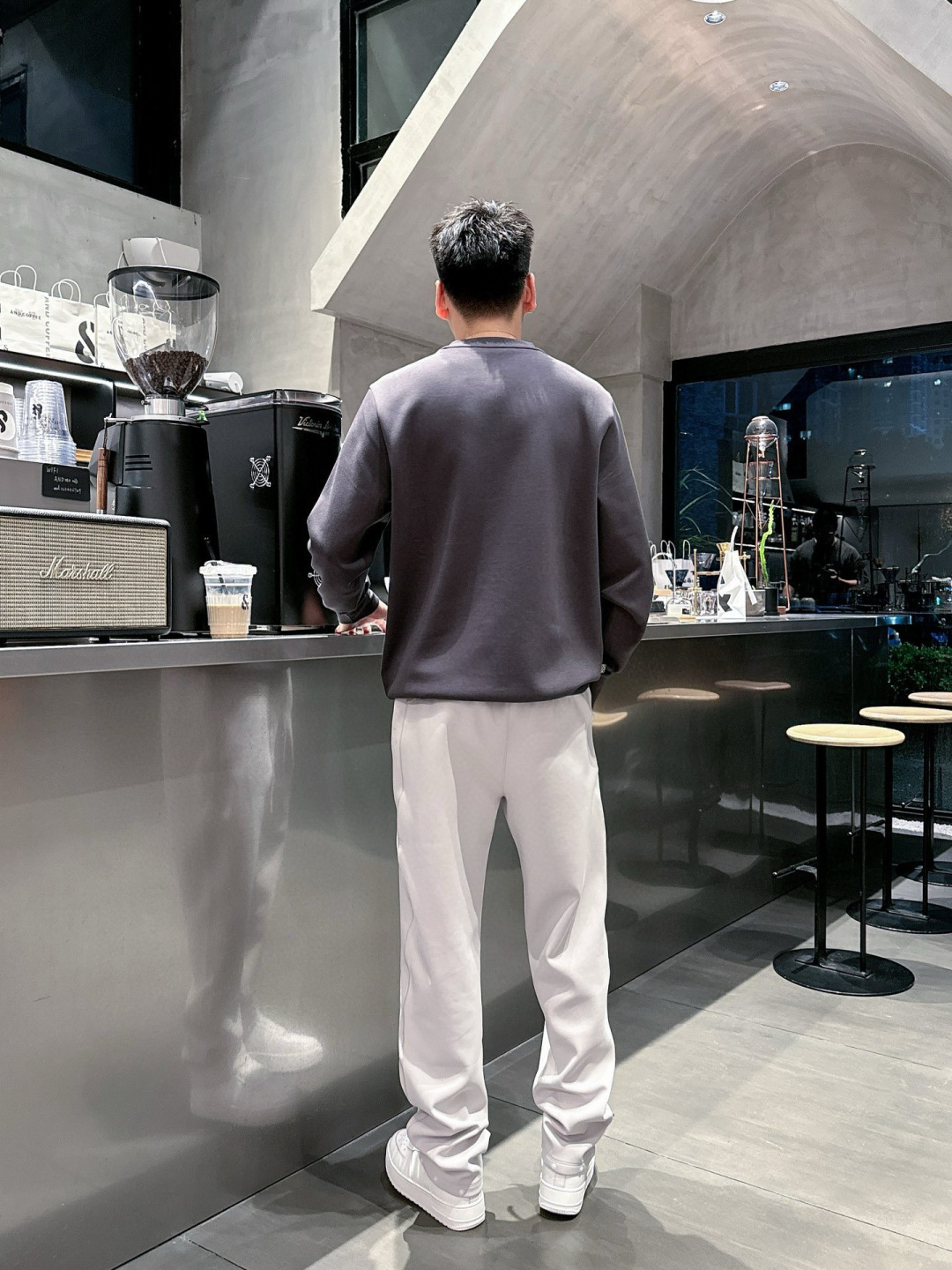  
L😀EWE卫衣系列
季度：2025秋冬
颜色：黑色 白色 深灰色 卡其色
尺码   m-5XL
版型