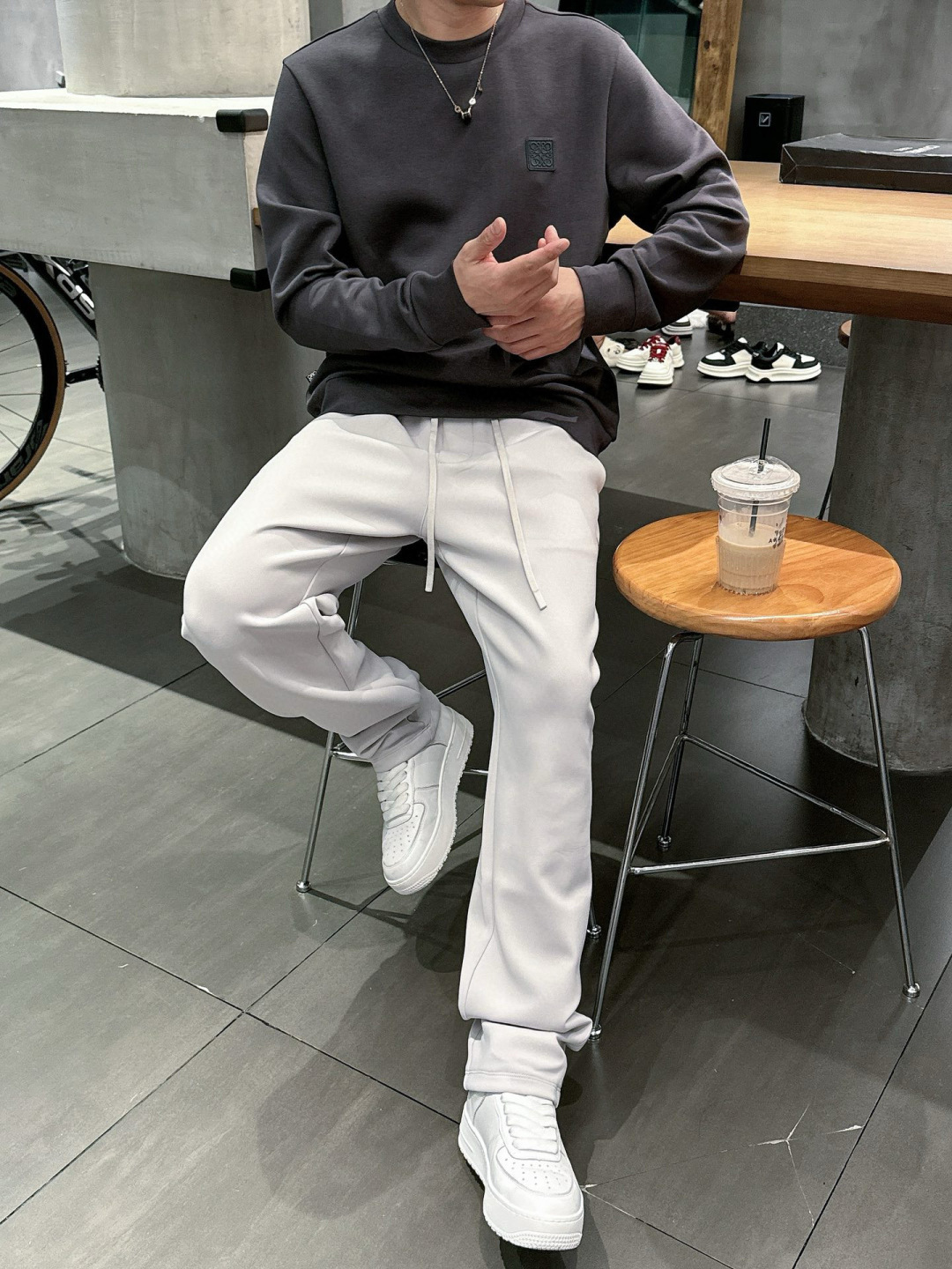  
L😀EWE卫衣系列
季度：2025秋冬
颜色：黑色 白色 深灰色 卡其色
尺码   m-5XL
版型