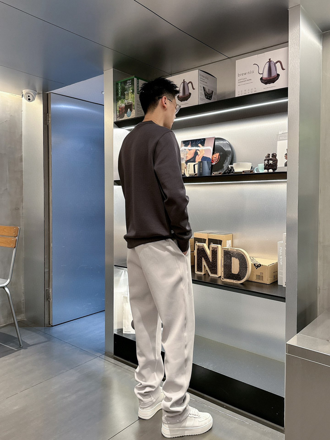  
L😀EWE卫衣系列
季度：2025秋冬
颜色：黑色 白色 深灰色 卡其色
尺码   m-5XL
版型