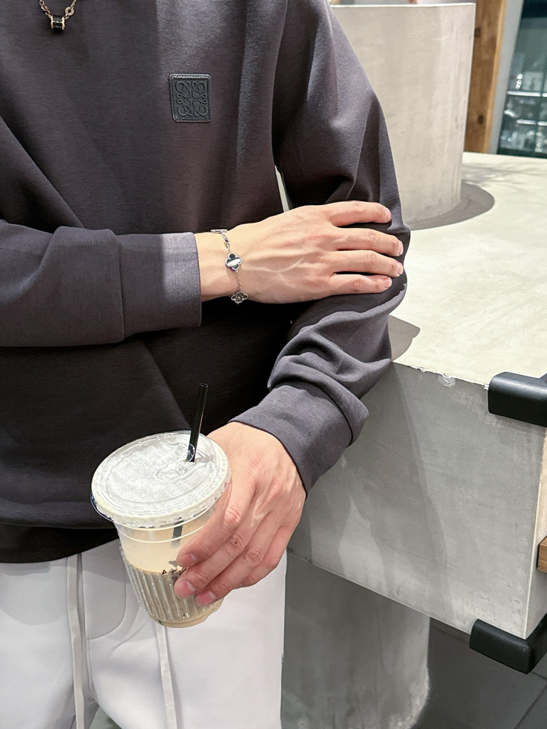  
L😀EWE卫衣系列
季度：2025秋冬
颜色：黑色 白色 深灰色 卡其色
尺码   m-5XL
版型