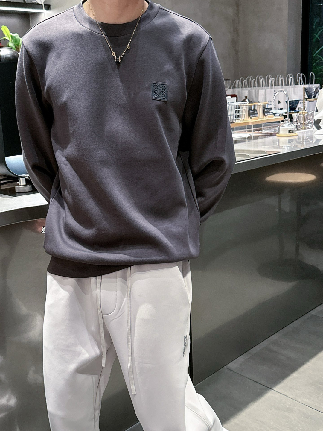  
L😀EWE卫衣系列
季度：2025秋冬
颜色：黑色 白色 深灰色 卡其色
尺码   m-5XL
版型