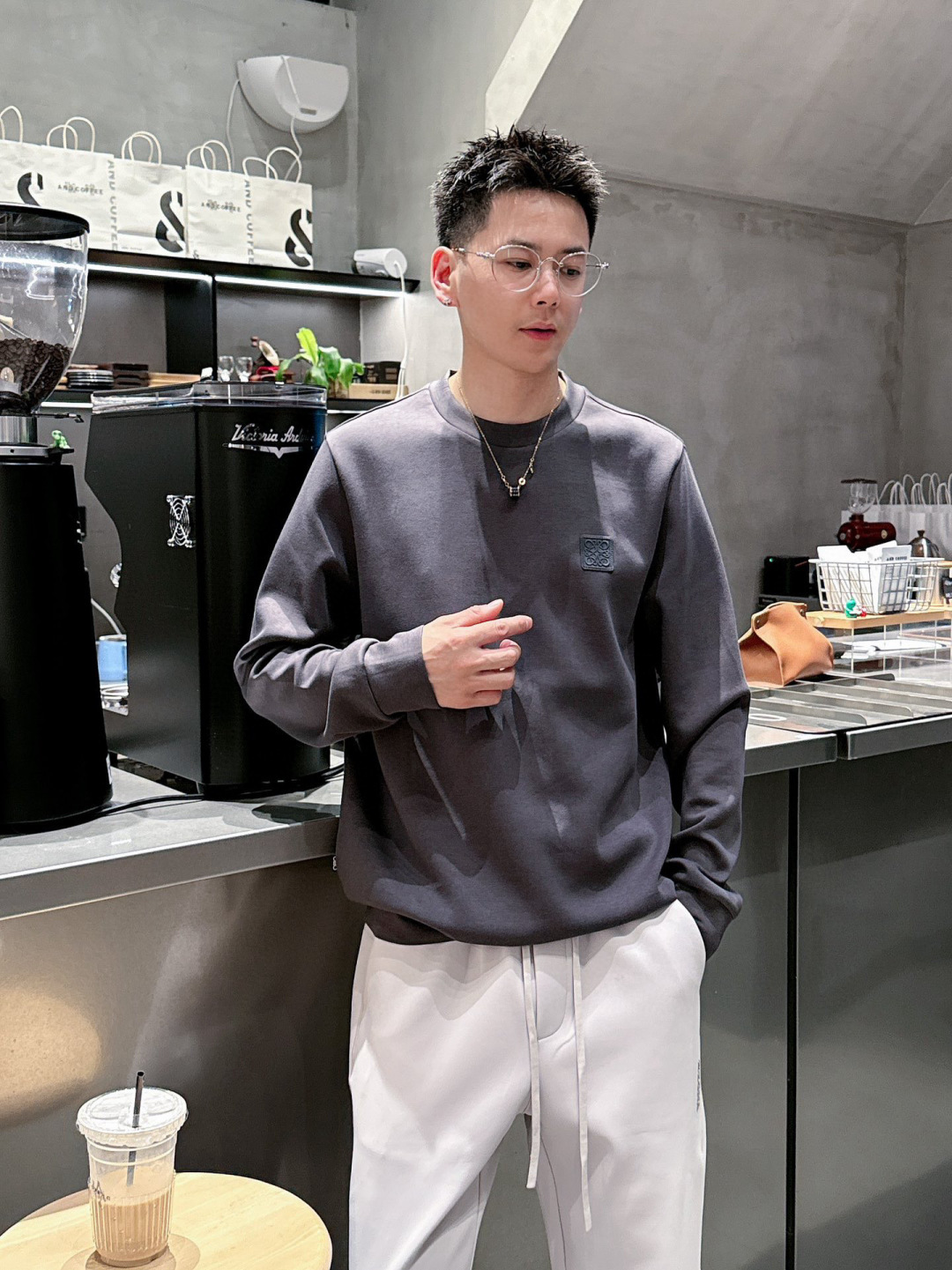  
L😀EWE卫衣系列
季度：2025秋冬
颜色：黑色 白色 深灰色 卡其色
尺码   m-5XL
版型