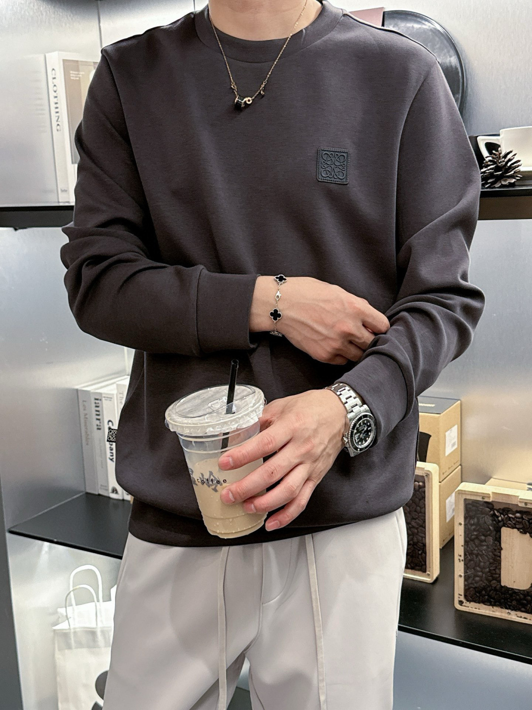  
L😀EWE卫衣系列
季度：2025秋冬
颜色：黑色 白色 深灰色 卡其色
尺码   m-5XL
版型