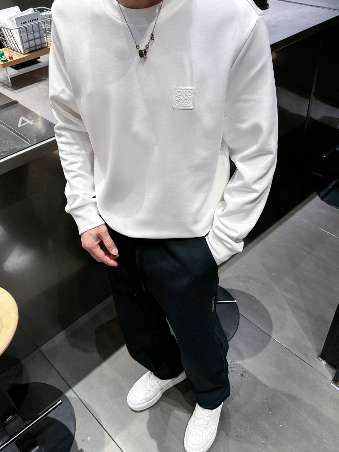  
L😀EWE卫衣系列
季度：2025秋冬
颜色：黑色 白色 深灰色 卡其色
尺码   m-5XL
版型