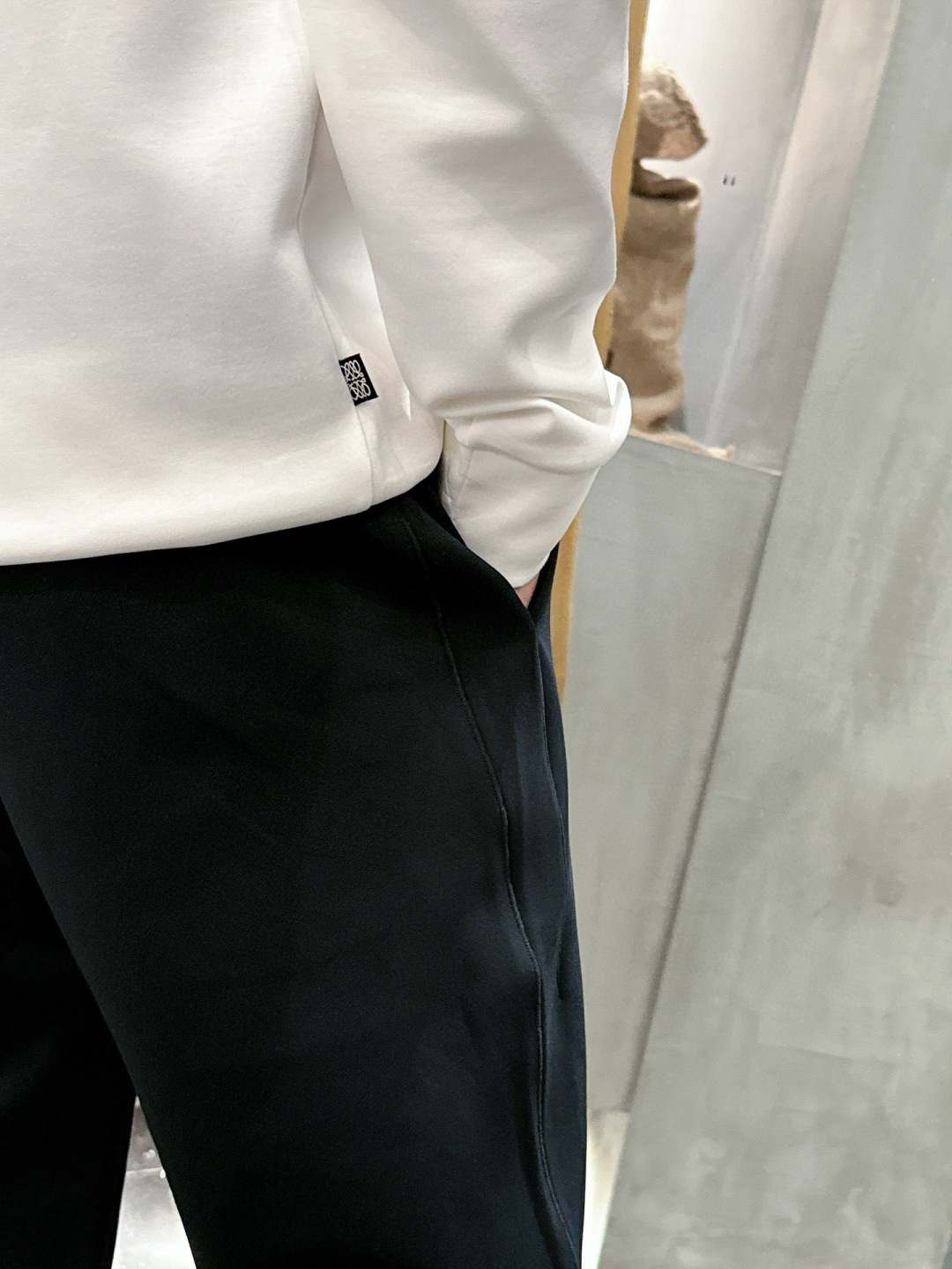  
L😀EWE卫衣系列
季度：2025秋冬
颜色：黑色 白色 深灰色 卡其色
尺码   m-5XL
版型