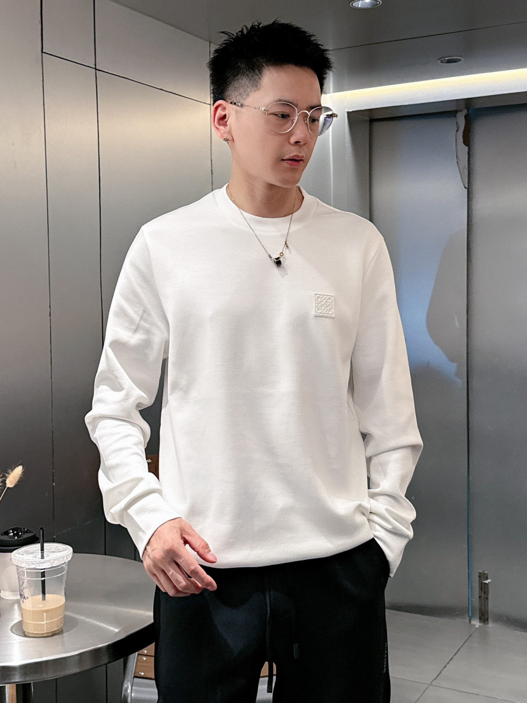  
L😀EWE卫衣系列
季度：2025秋冬
颜色：黑色 白色 深灰色 卡其色
尺码   m-5XL
版型