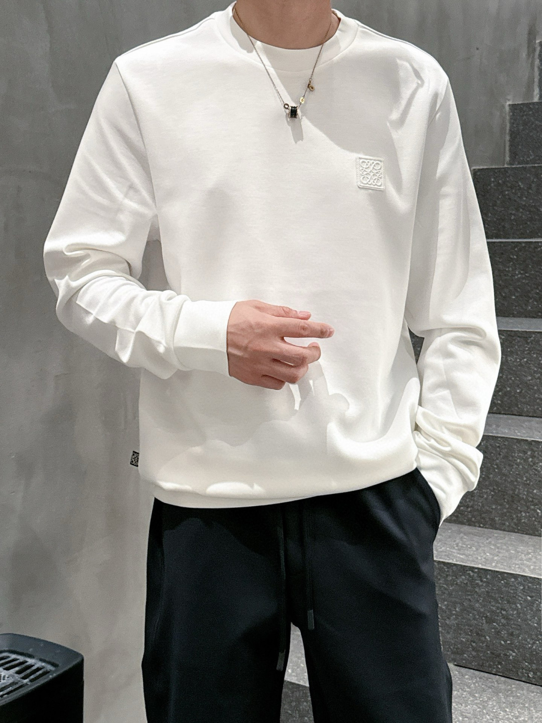  
L😀EWE卫衣系列
季度：2025秋冬
颜色：黑色 白色 深灰色 卡其色
尺码   m-5XL
版型