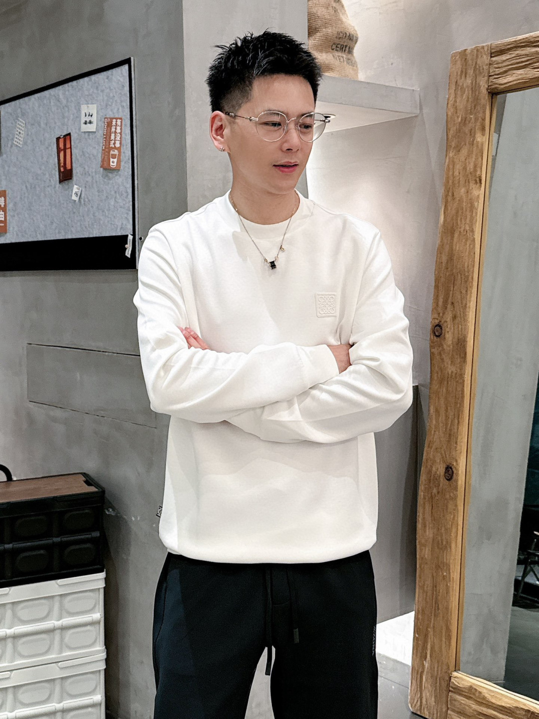  
L😀EWE卫衣系列
季度：2025秋冬
颜色：黑色 白色 深灰色 卡其色
尺码   m-5XL
版型