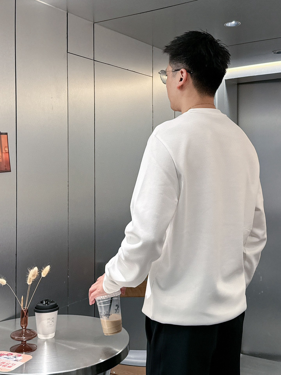  
L😀EWE卫衣系列
季度：2025秋冬
颜色：黑色 白色 深灰色 卡其色
尺码   m-5XL
版型