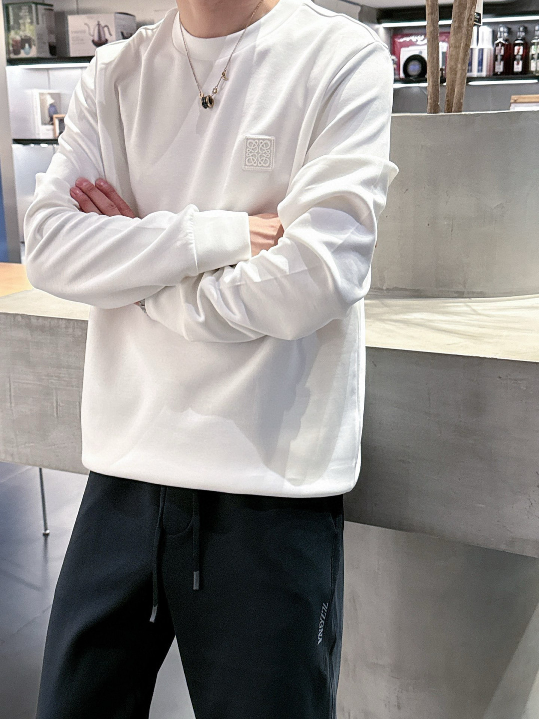  
L😀EWE卫衣系列
季度：2025秋冬
颜色：黑色 白色 深灰色 卡其色
尺码   m-5XL
版型