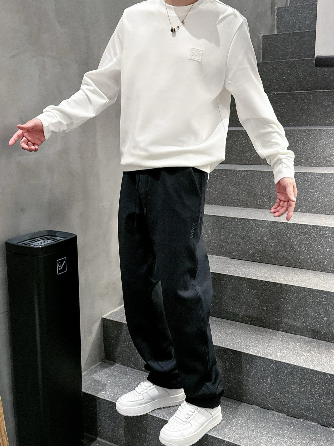  
L😀EWE卫衣系列
季度：2025秋冬
颜色：黑色 白色 深灰色 卡其色
尺码   m-5XL
版型