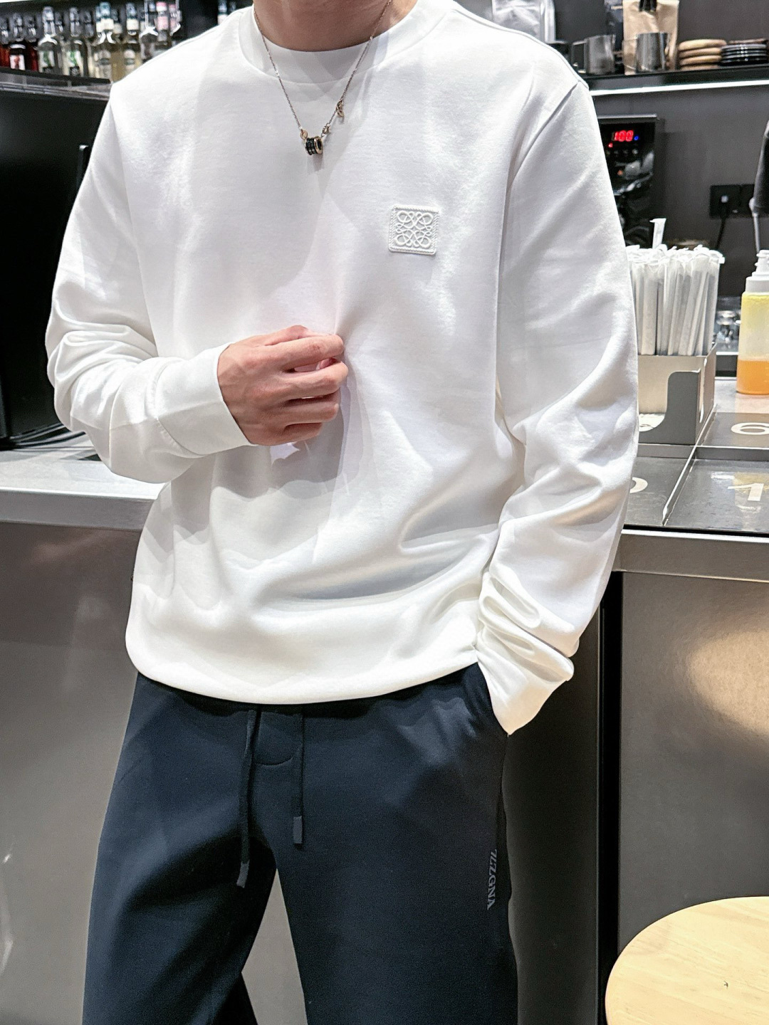  
L😀EWE卫衣系列
季度：2025秋冬
颜色：黑色 白色 深灰色 卡其色
尺码   m-5XL
版型