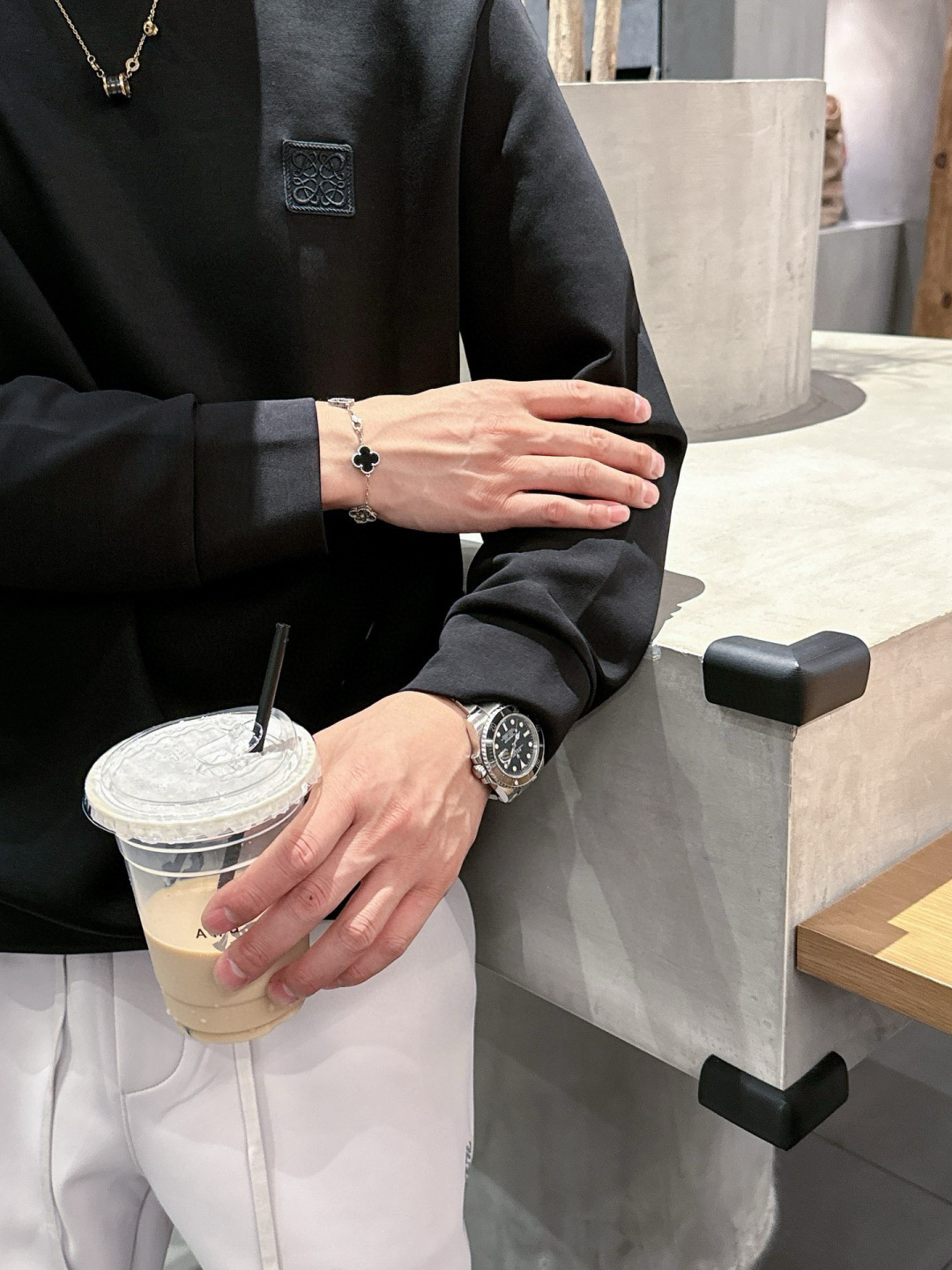  
L😀EWE卫衣系列
季度：2025秋冬
颜色：黑色 白色 深灰色 卡其色
尺码   m-5XL
版型