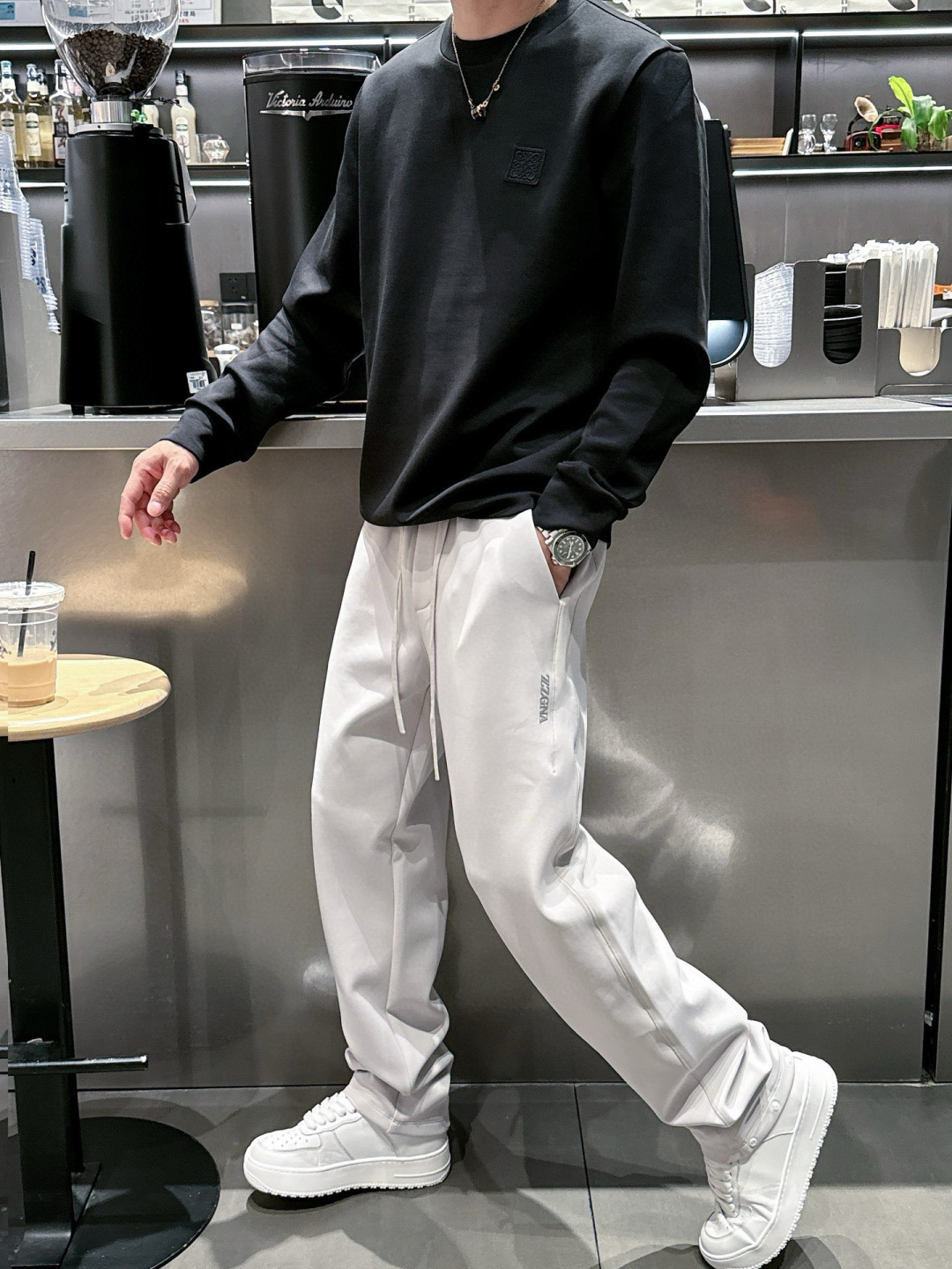  
L😀EWE卫衣系列
季度：2025秋冬
颜色：黑色 白色 深灰色 卡其色
尺码   m-5XL
版型