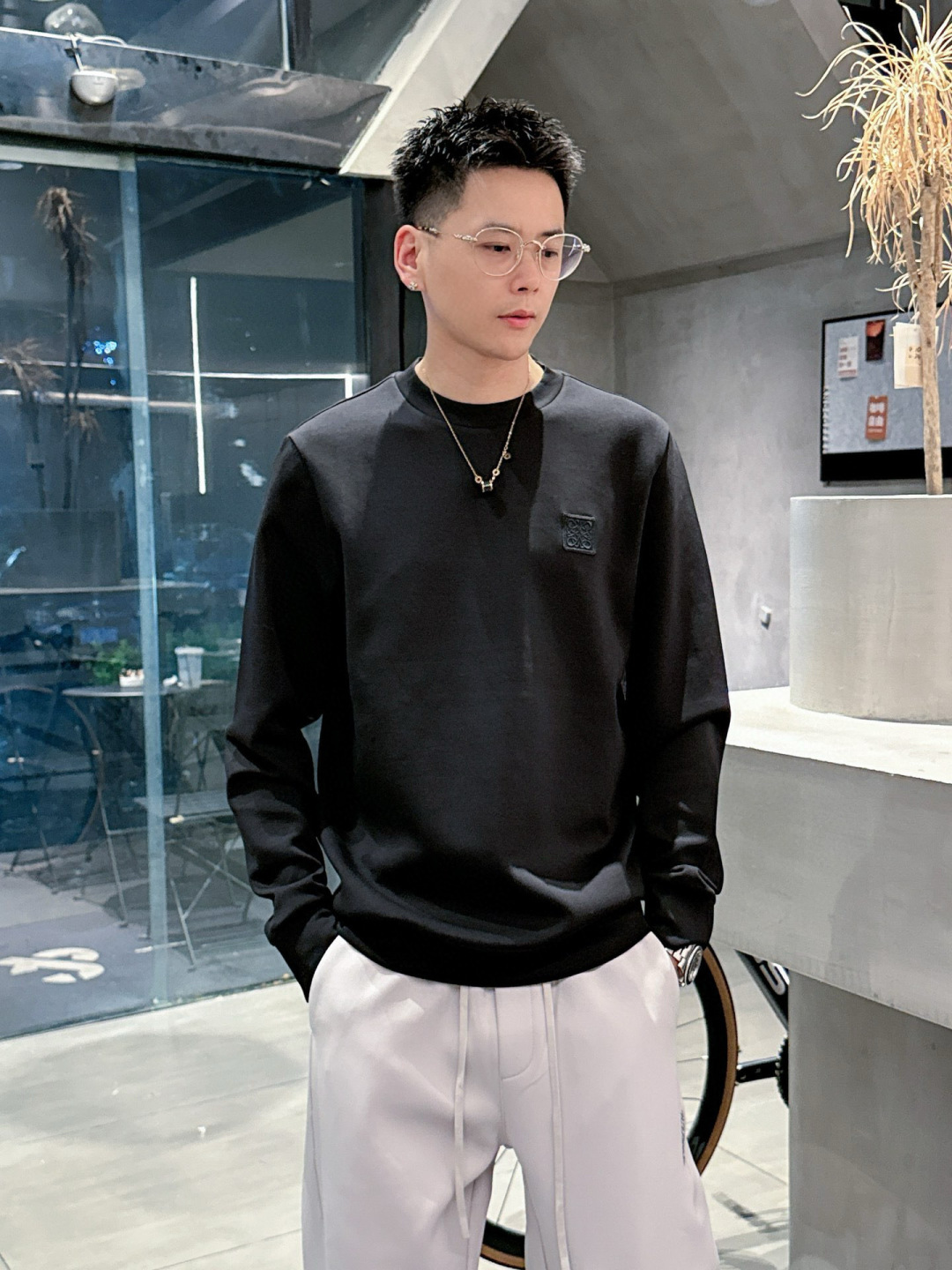  
L😀EWE卫衣系列
季度：2025秋冬
颜色：黑色 白色 深灰色 卡其色
尺码   m-5XL
版型