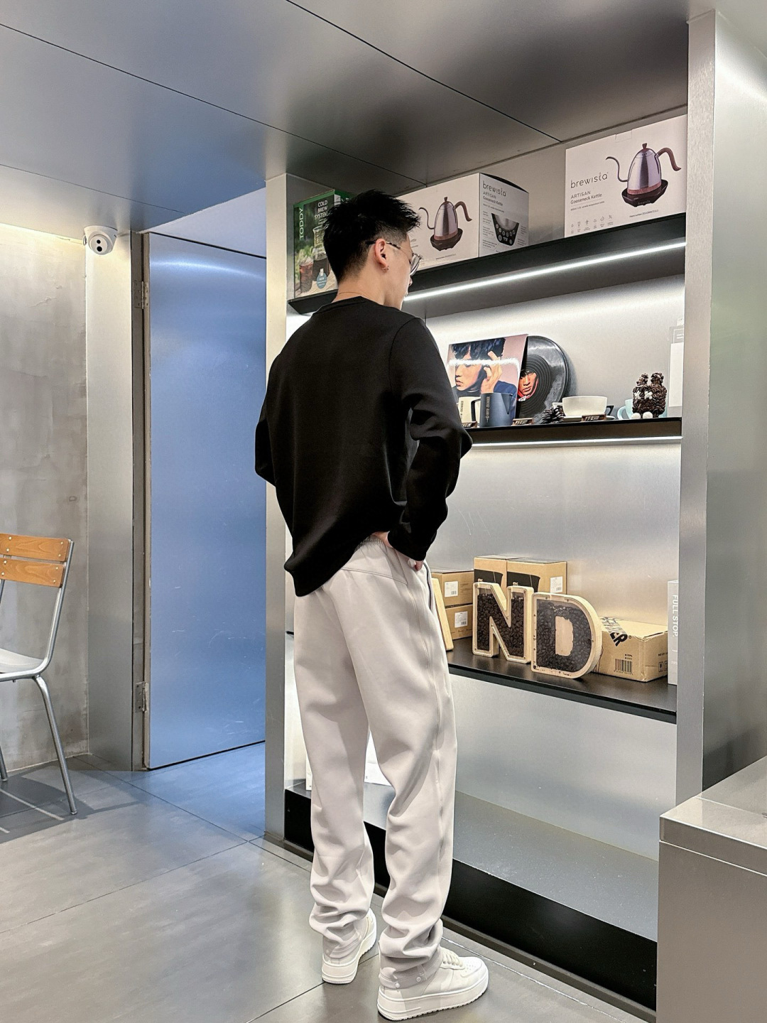  
L😀EWE卫衣系列
季度：2025秋冬
颜色：黑色 白色 深灰色 卡其色
尺码   m-5XL
版型