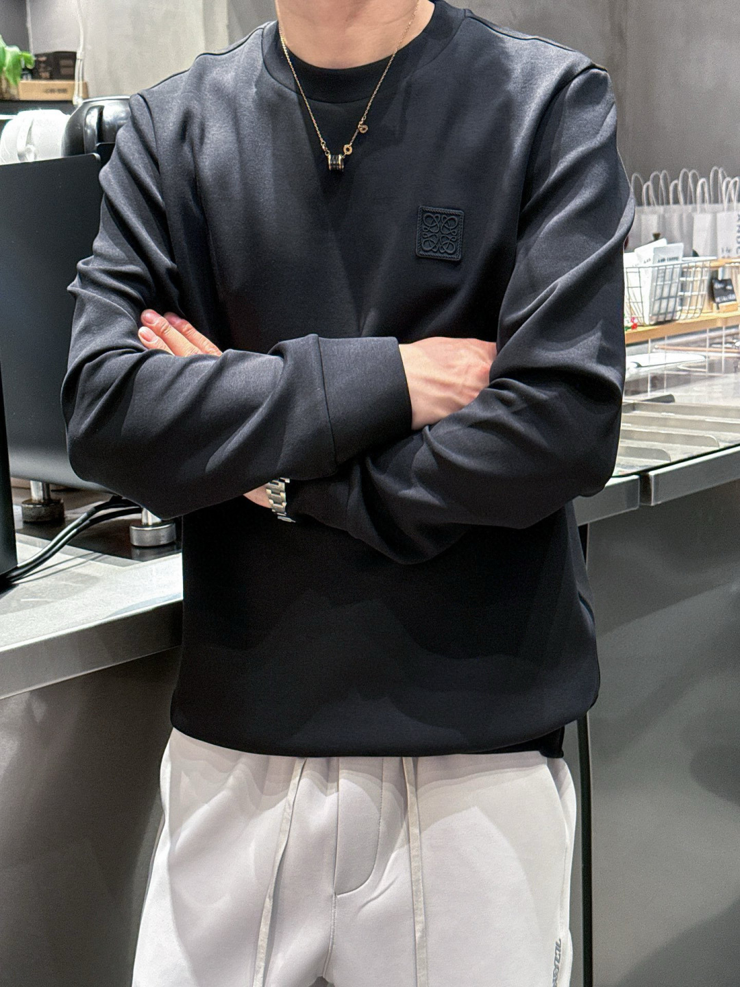  
L😀EWE卫衣系列
季度：2025秋冬
颜色：黑色 白色 深灰色 卡其色
尺码   m-5XL
版型