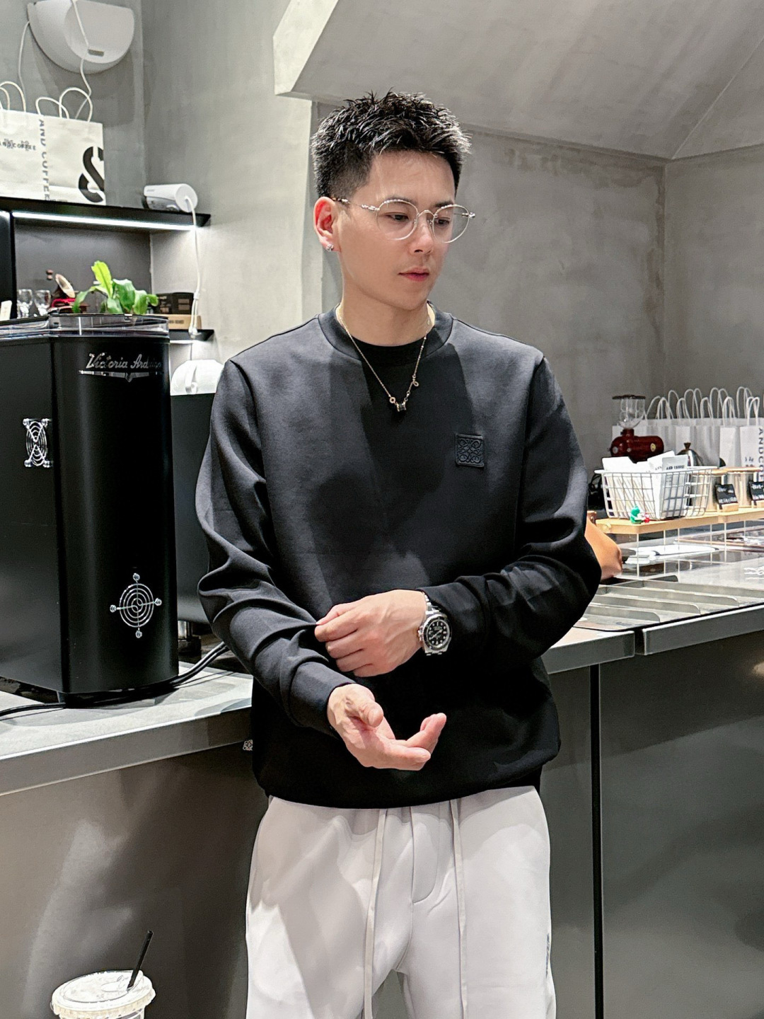  
L😀EWE卫衣系列
季度：2025秋冬
颜色：黑色 白色 深灰色 卡其色
尺码   m-5XL
版型