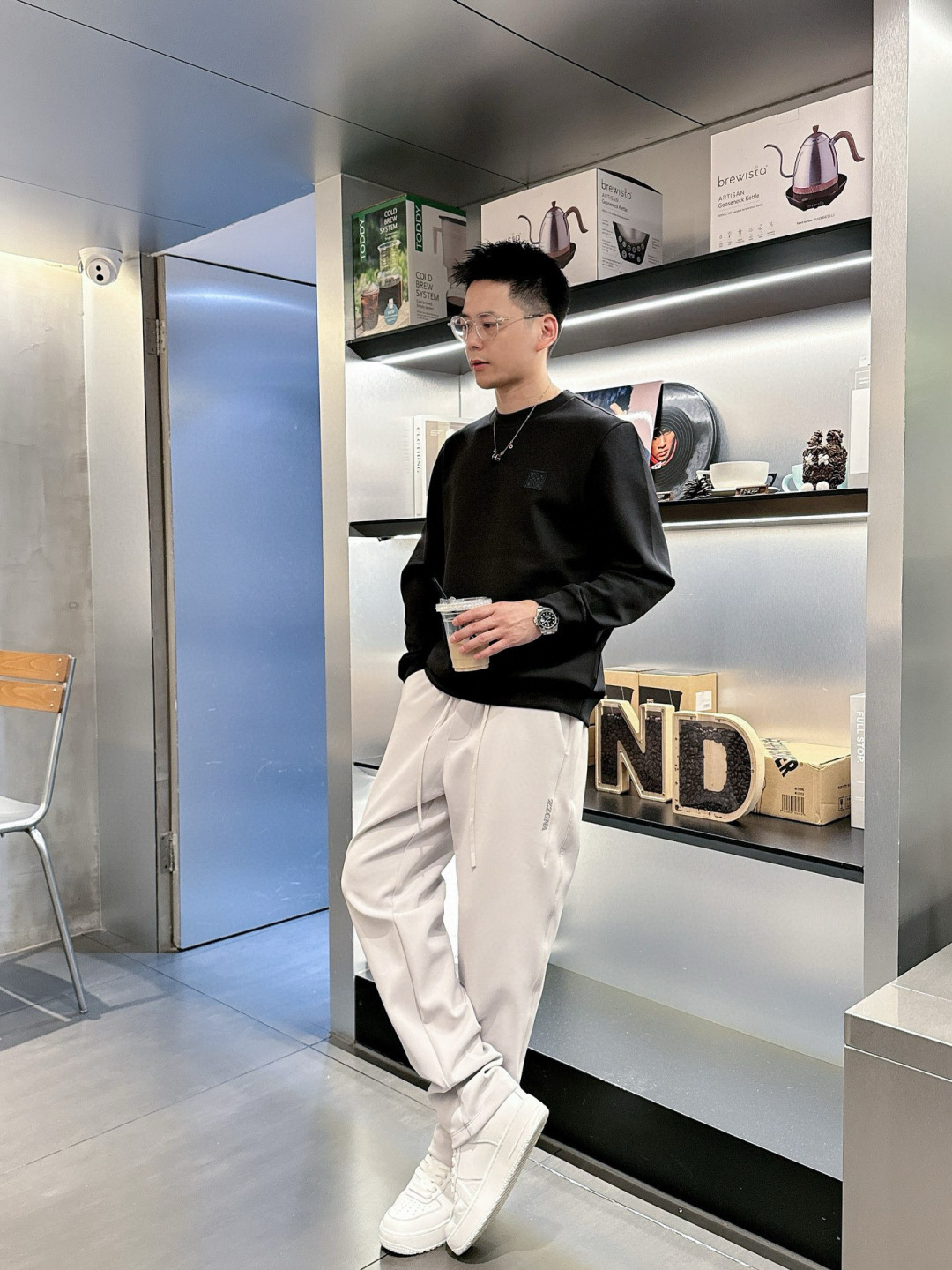  
L😀EWE卫衣系列
季度：2025秋冬
颜色：黑色 白色 深灰色 卡其色
尺码   m-5XL
版型