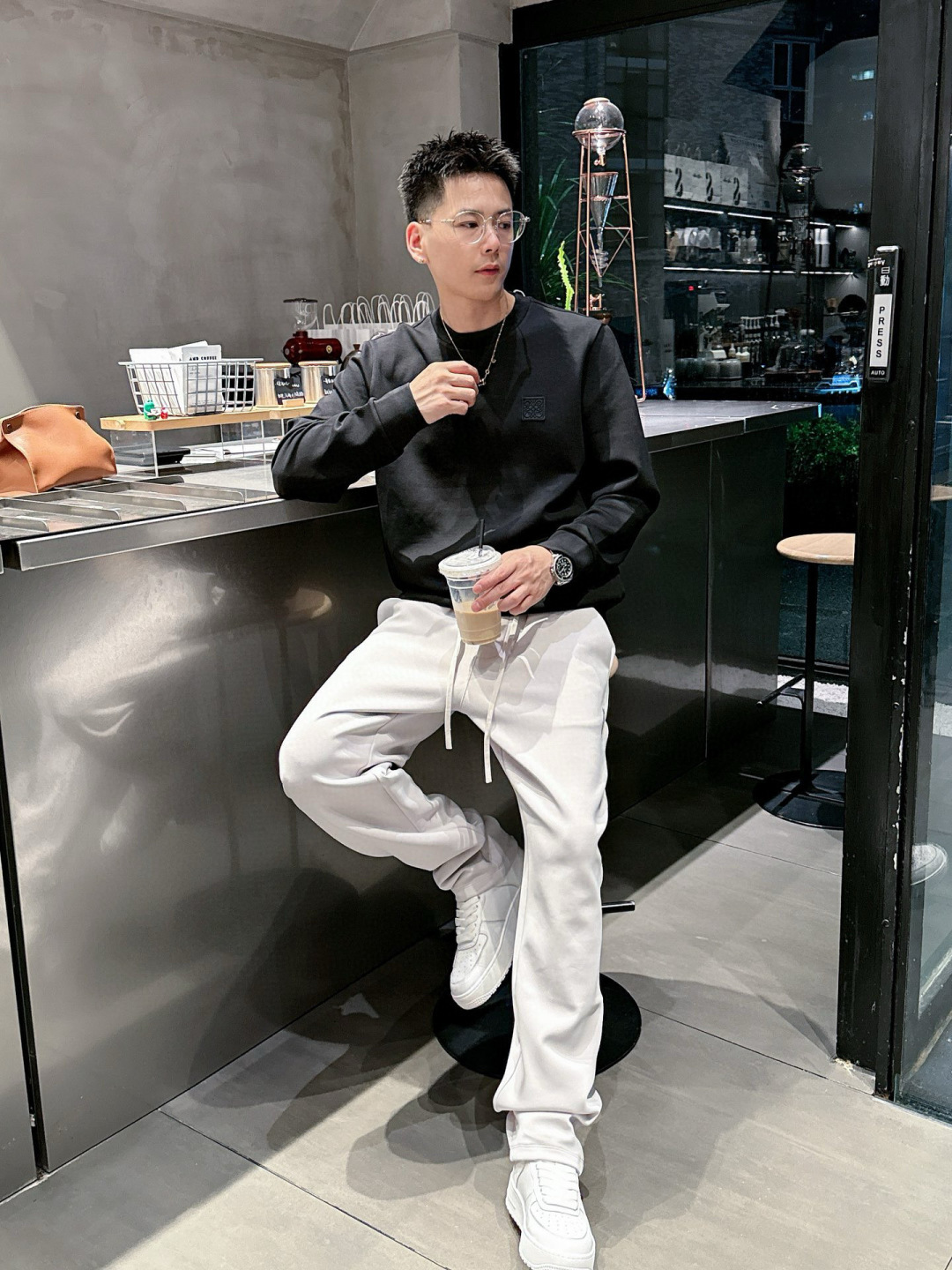  
L😀EWE卫衣系列
季度：2025秋冬
颜色：黑色 白色 深灰色 卡其色
尺码   m-5XL
版型