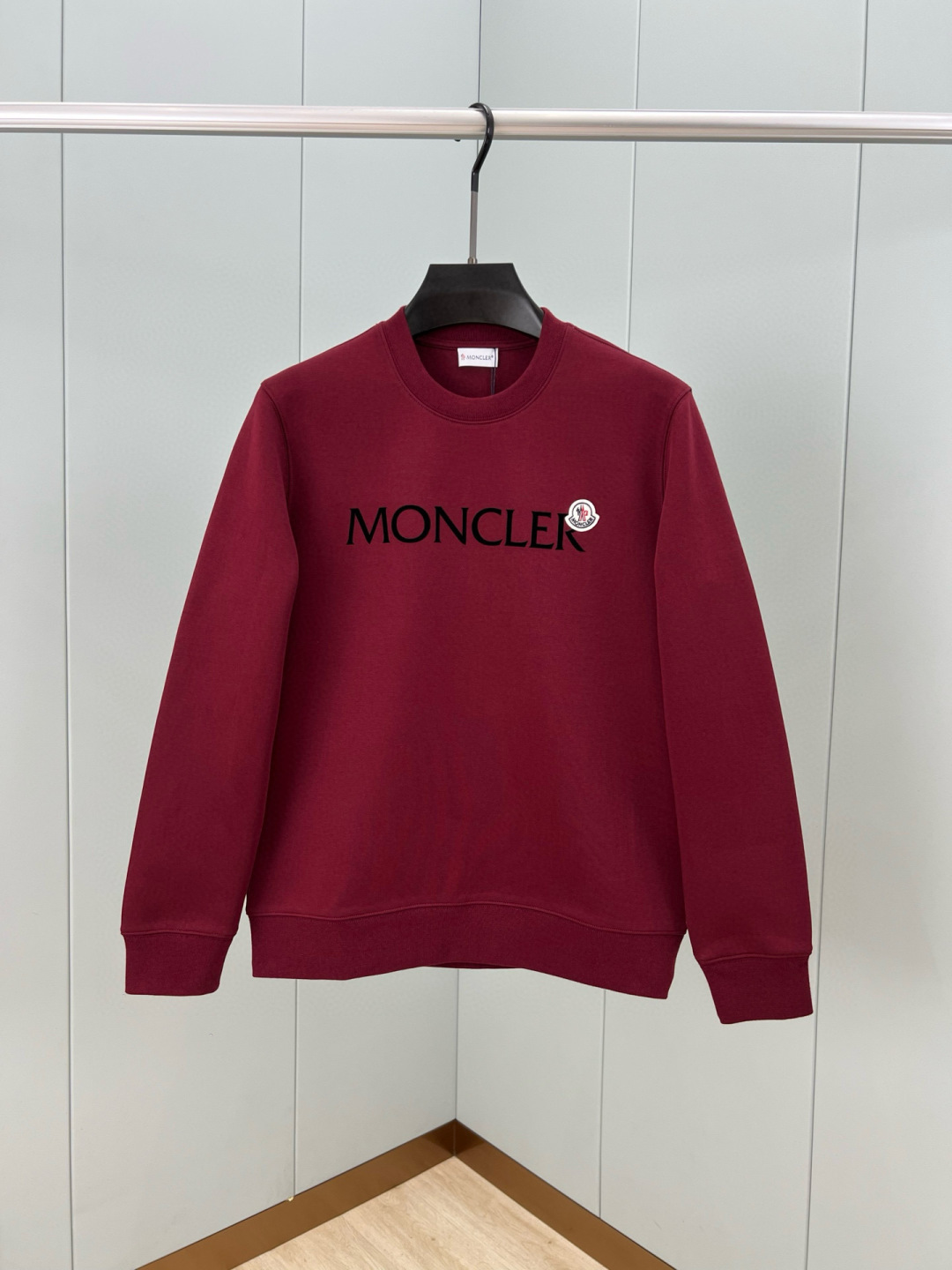  
Moncler.蒙口 25秋冬新品饰品牌字母植绒印花标识圆领卫衣，正面字母由植绒工艺设计加以经典毡艺