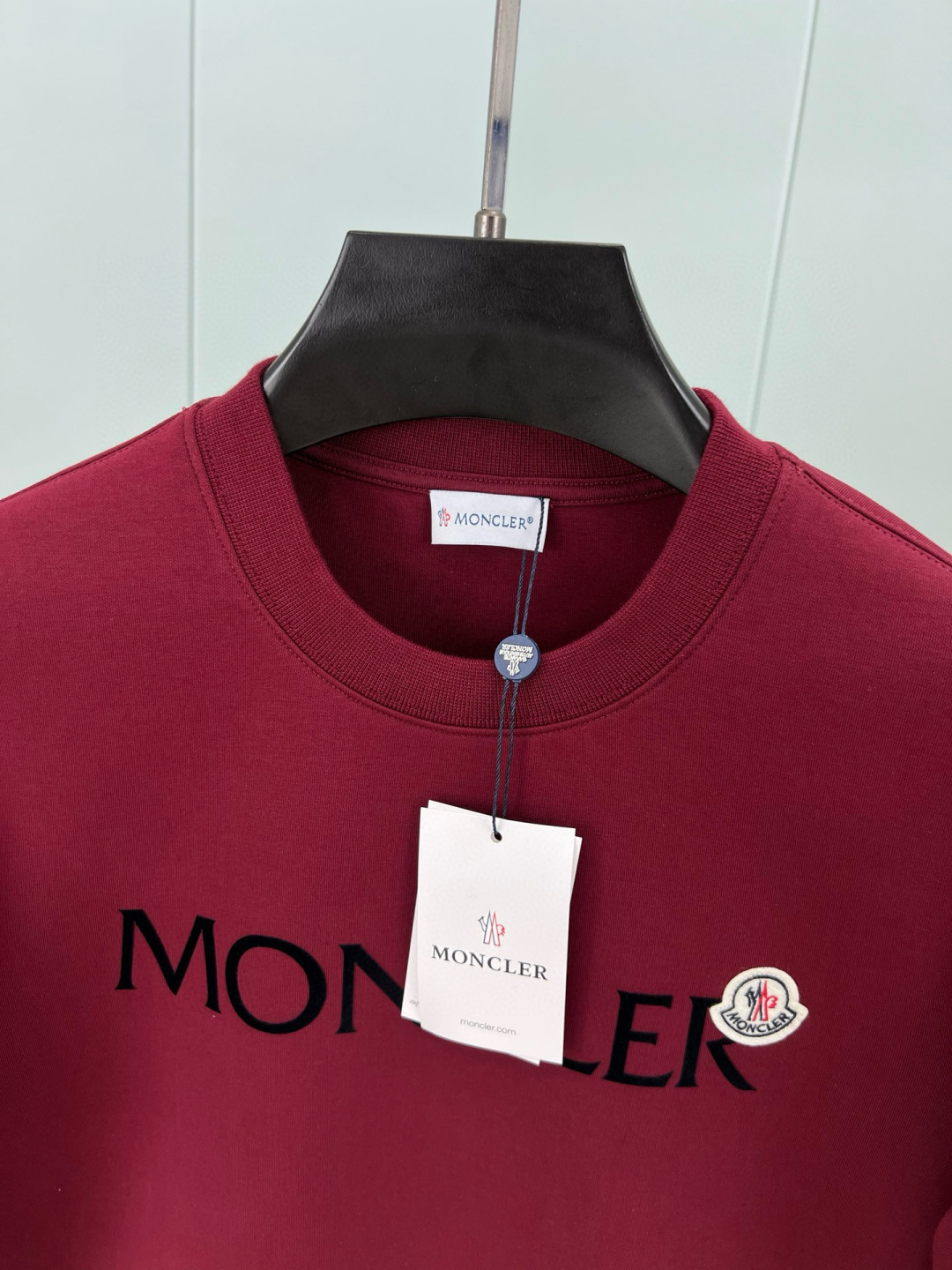  
Moncler.蒙口 25秋冬新品饰品牌字母植绒印花标识圆领卫衣，正面字母由植绒工艺设计加以经典毡艺