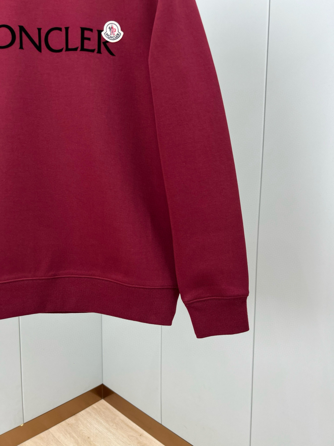  
Moncler.蒙口 25秋冬新品饰品牌字母植绒印花标识圆领卫衣，正面字母由植绒工艺设计加以经典毡艺