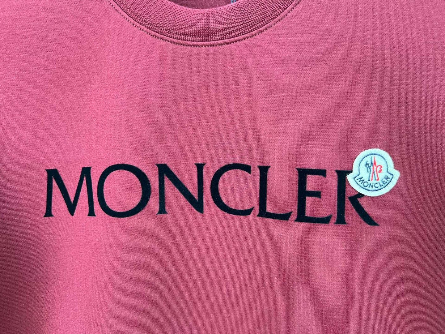  
Moncler.蒙口 25秋冬新品饰品牌字母植绒印花标识圆领卫衣，正面字母由植绒工艺设计加以经典毡艺