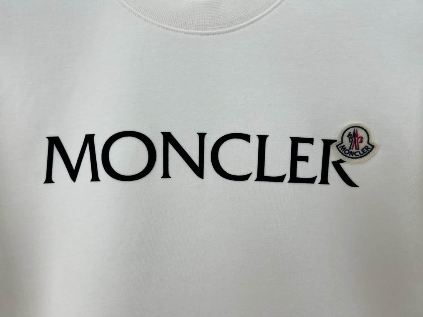  
Moncler.蒙口 25秋冬新品饰品牌字母植绒印花标识圆领卫衣，正面字母由植绒工艺设计加以经典毡艺