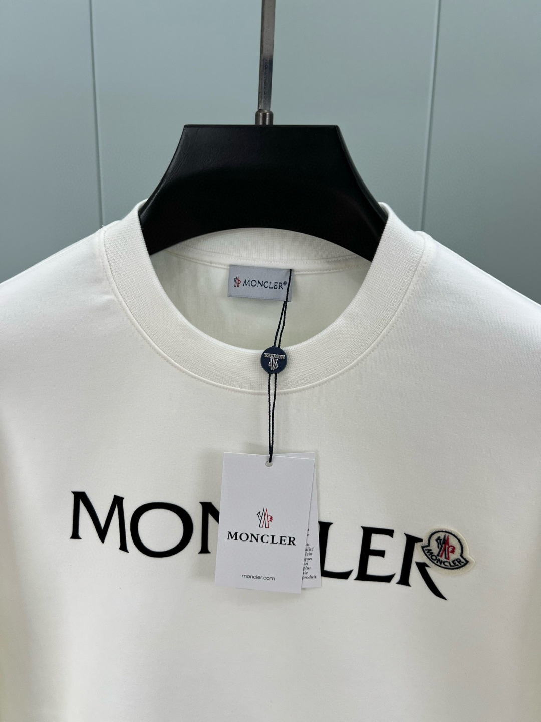  
Moncler.蒙口 25秋冬新品饰品牌字母植绒印花标识圆领卫衣，正面字母由植绒工艺设计加以经典毡艺