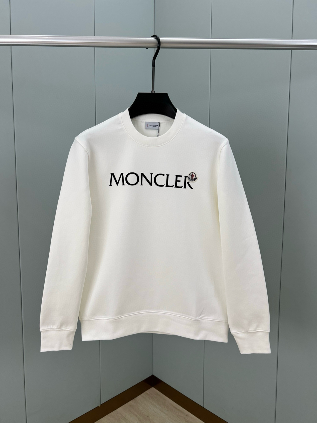  
Moncler.蒙口 25秋冬新品饰品牌字母植绒印花标识圆领卫衣，正面字母由植绒工艺设计加以经典毡艺