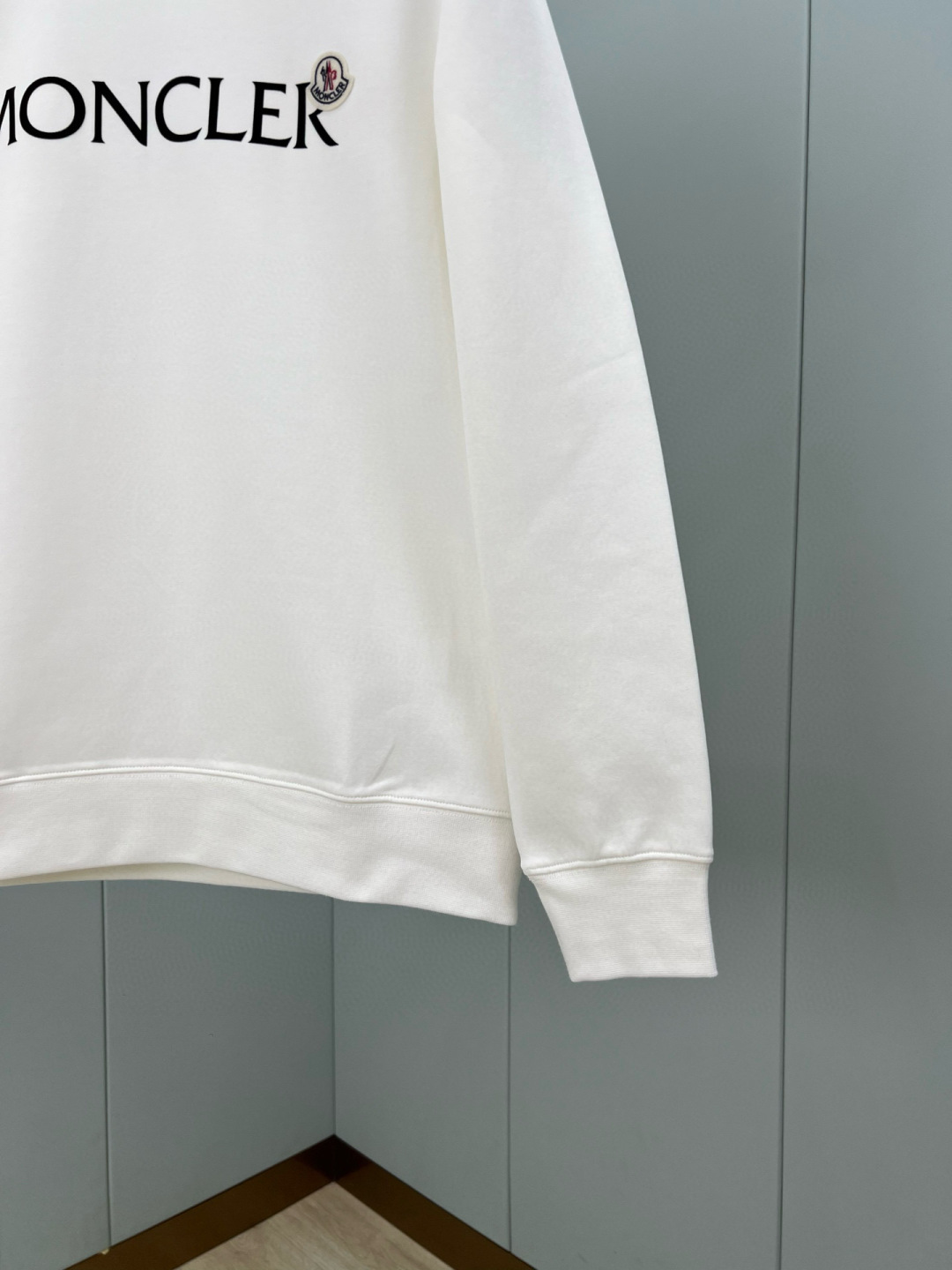  
Moncler.蒙口 25秋冬新品饰品牌字母植绒印花标识圆领卫衣，正面字母由植绒工艺设计加以经典毡艺