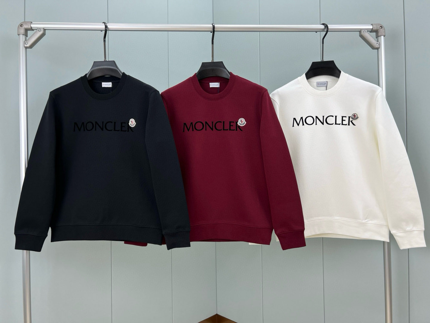  
Moncler.蒙口 25秋冬新品饰品牌字母植绒印花标识圆领卫衣，正面字母由植绒工艺设计加以经典毡艺
