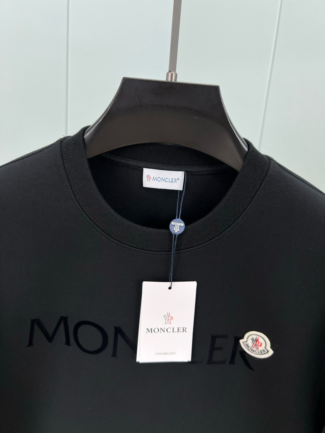  
Moncler.蒙口 25秋冬新品饰品牌字母植绒印花标识圆领卫衣，正面字母由植绒工艺设计加以经典毡艺